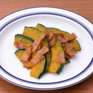 「かぼちゃとベーコンのカレーバター炒め」のレシピ動画