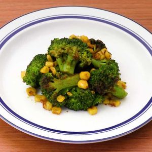 ブロッコリーとコーンのカレーバター炒め