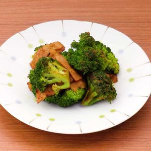 ブロッコリーとベーコンのカレーバター炒め