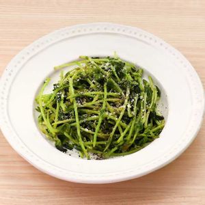 豆苗のカレーチーズ炒め