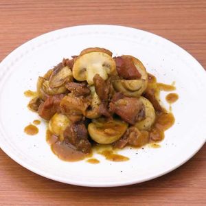 「マッシュルームと焼き鳥缶のカレー炒め」のレシピ動画