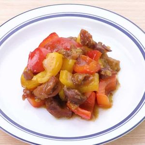 「パプリカと焼き鳥缶のカレー炒め」のレシピ動画