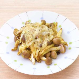 「しめじのカレーチーズソテー」のレシピ動画