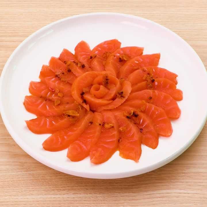 サーモンのカルパッチョ(ラー油風味)