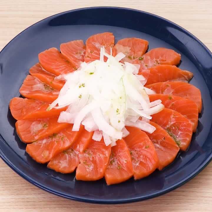 サーモンのカルパッチョ(パセリ風味)