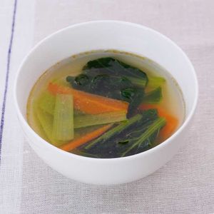 「小松菜とにんじんの中華スープ」のレシピ動画