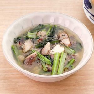 「小松菜と鯖缶のアヒージョ」のレシピ動画