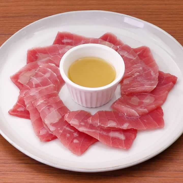 マグロのカルパッチョ(ガーリックレモン風味)