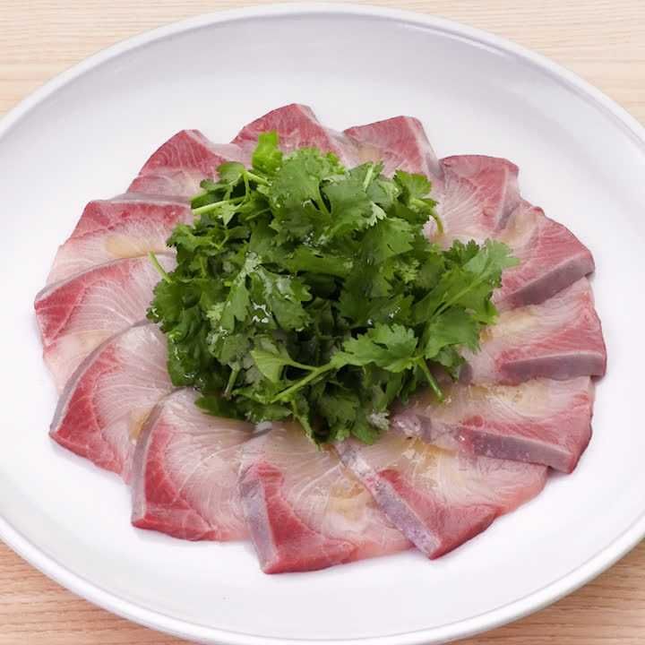 ブリのカルパッチョ (ナンプラー風味)