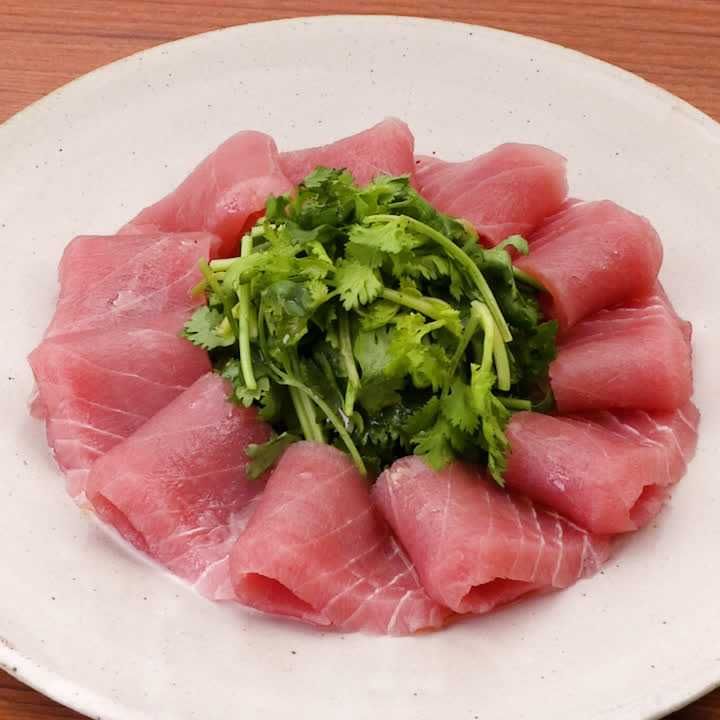 マグロのカルパッチョ (ナンプラー風味)