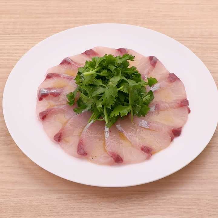 カンパチのカルパッチョ (ナンプラー風味)
