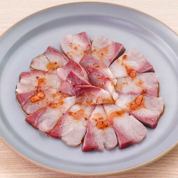 ブリのカルパッチョ(ラー油風味)