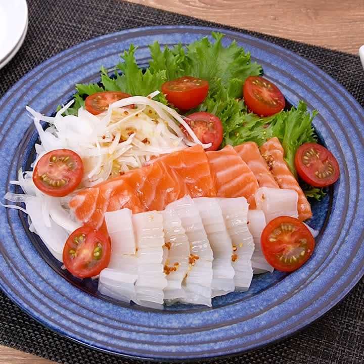 イカとサーモンの魚介サラダ