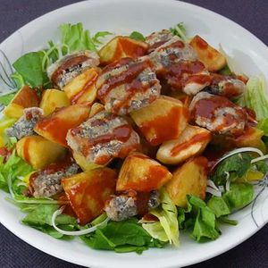 「サバ缶とじゃがいものピリ辛ソースがけ」のレシピ動画