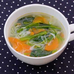 「ほうれん草とにんじんのねぎスープ」のレシピ動画
