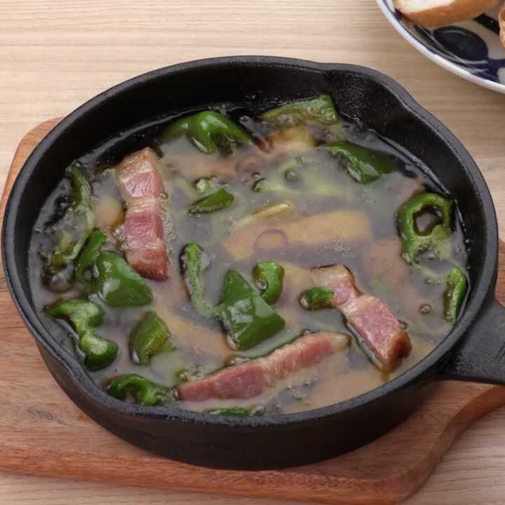 ピーマンとベーコンのアヒージョ