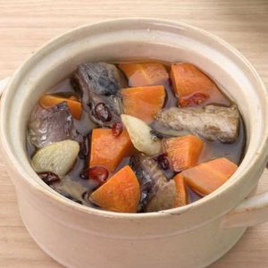 「にんじんと鯖缶のアヒージョ」のレシピ動画