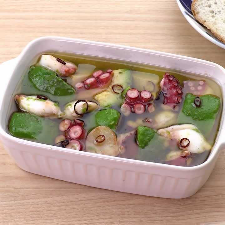 アボカドとたこのアヒージョ