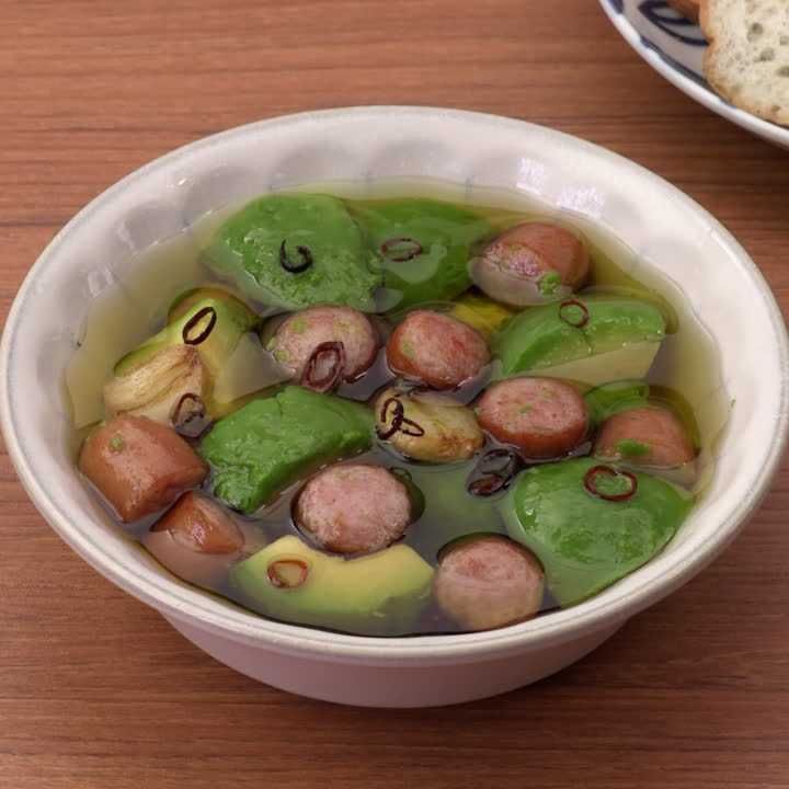 アボカドとソーセージのアヒージョ