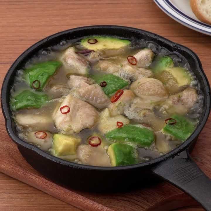アボカドと鶏肉のアヒージョ