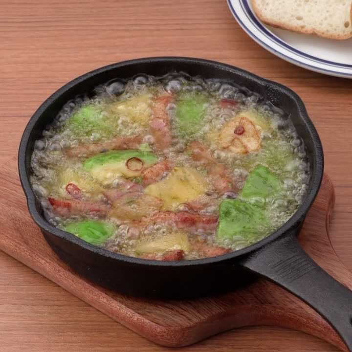 アボカドとベーコンのアヒージョ