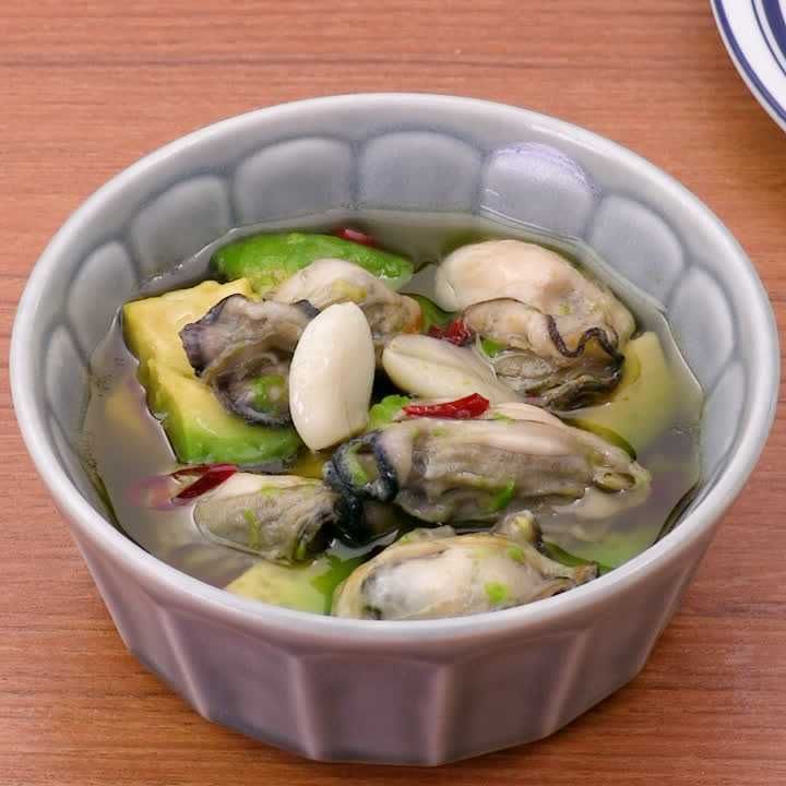 牡蠣とアボカドのアヒージョ