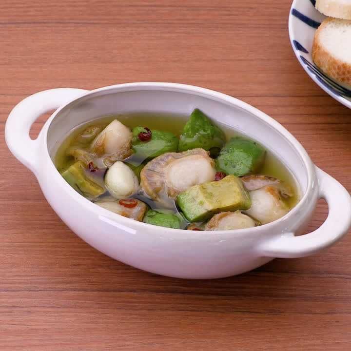 ホタテとアボカドのアヒージョ