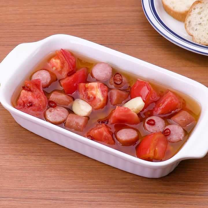 トマトとソーセージのアヒージョ
