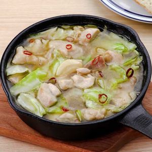 キャベツと鶏肉のアヒージョ