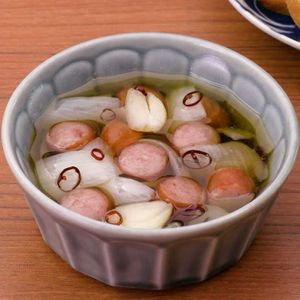 「玉ねぎとソーセージのアヒージョ」のレシピ動画