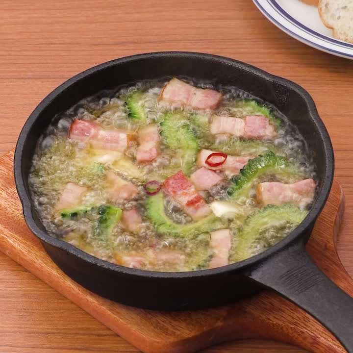 ゴーヤーとベーコンのアヒージョ