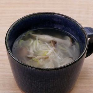ねぎとしめじの生姜中華スープ