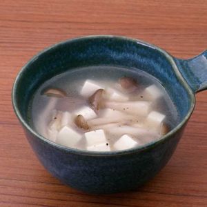 「豆腐としめじの生姜中華スープ」のレシピ動画