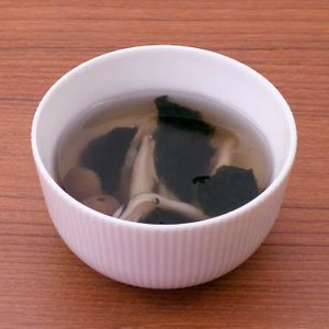 「焼きのりとしめじの生姜中華スープ」のレシピ動画