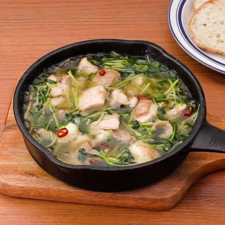 豆苗と鶏肉のアヒージョ