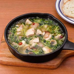 豆苗と鶏肉のアヒージョ