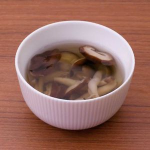 「しいたけとしめじの生姜中華スープ」のレシピ動画