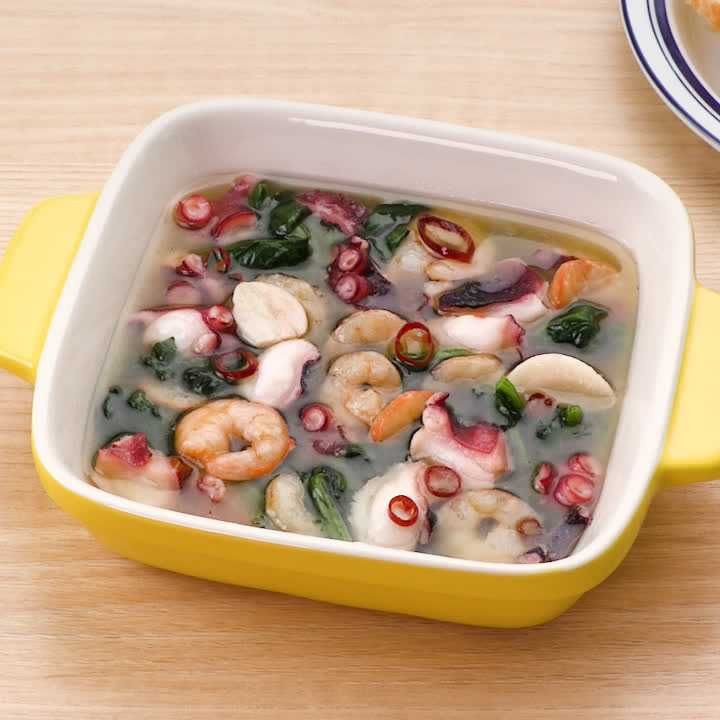 海鮮とほうれん草のアヒージョ