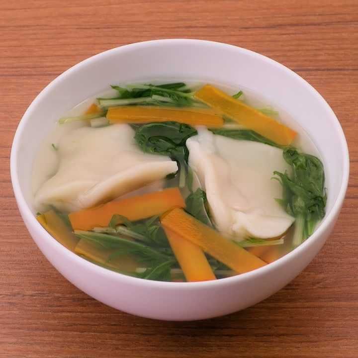 水菜とにんじんの餃子スープ