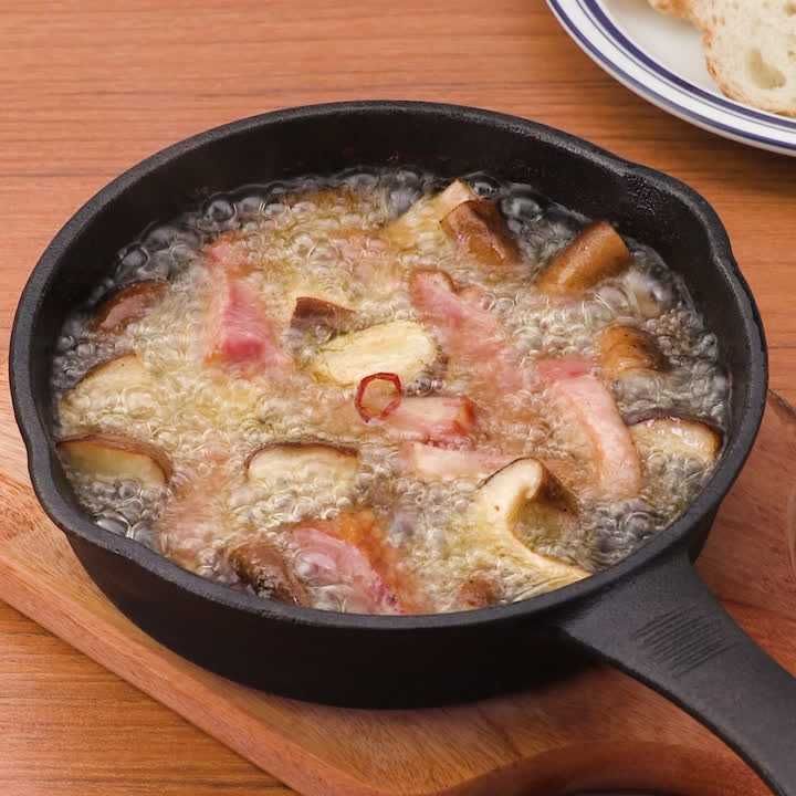 椎茸とベーコンのアヒージョ