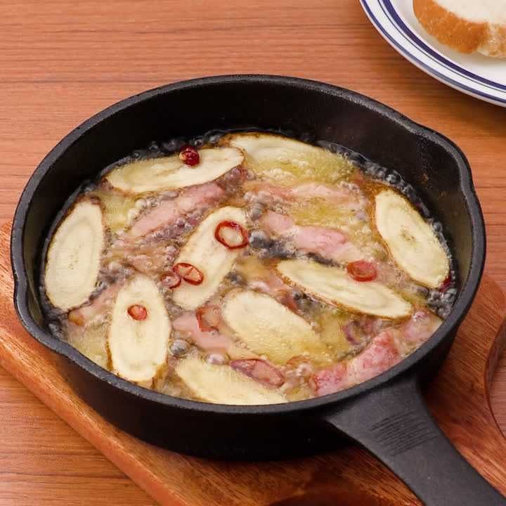 ごぼうとベーコンのアヒージョ