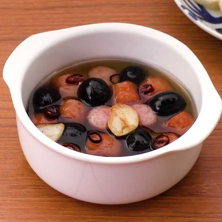 オリーブとソーセージのアヒージョ