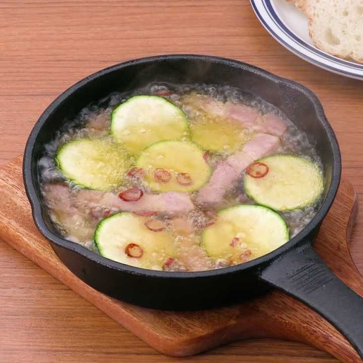 ズッキーニとベーコンのアヒージョ