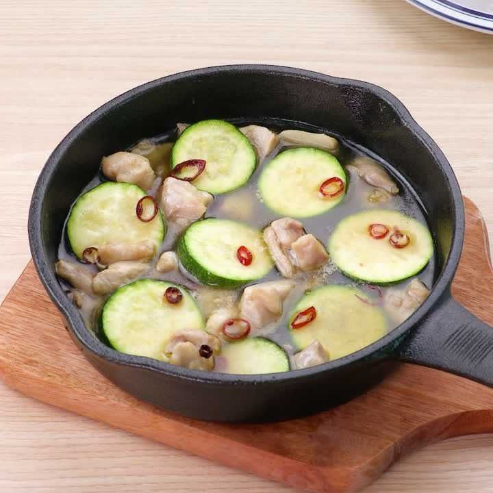 ズッキーニと鶏肉のアヒージョ