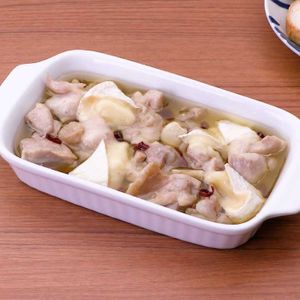 「チーズと鶏肉のアヒージョ」のレシピ動画