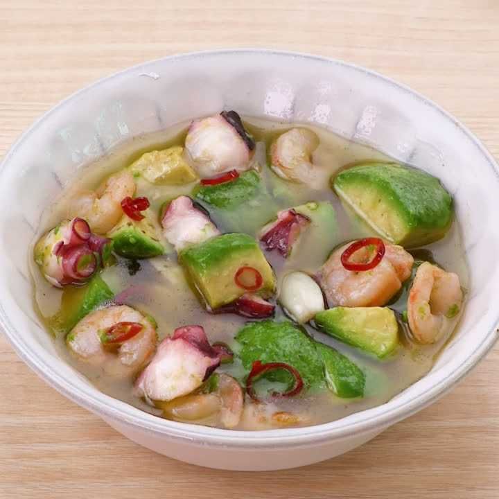 海鮮とアボカドのアヒージョ