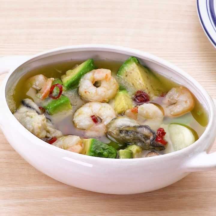 アボカドとえびと牡蠣のアヒージョ