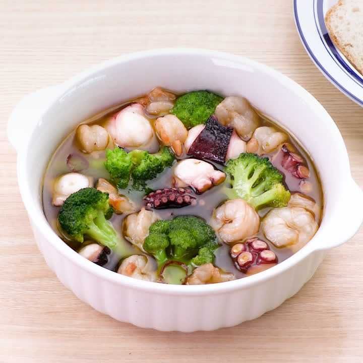 海鮮とブロッコリーのアヒージョ