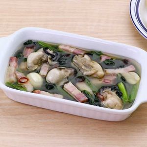 「牡蠣とほうれん草とベーコンのアヒージョ」のレシピ動画