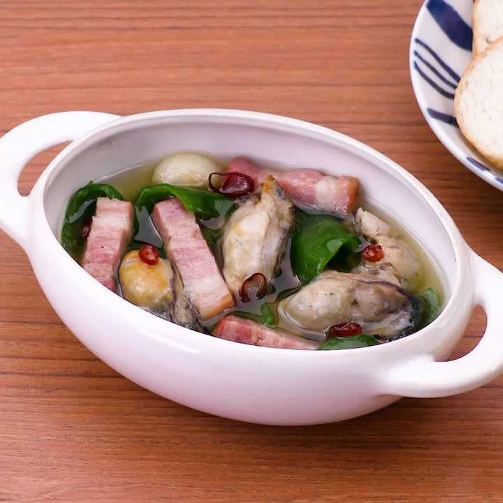 牡蠣とピーマンとベーコンのアヒージョ